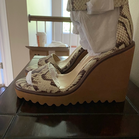 NWOB Vince Camuto wedges. Snake skin pattern - Picture 3 of 7